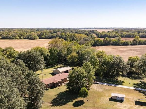 1406 Niemanville Trail , Walshville, IL 62091