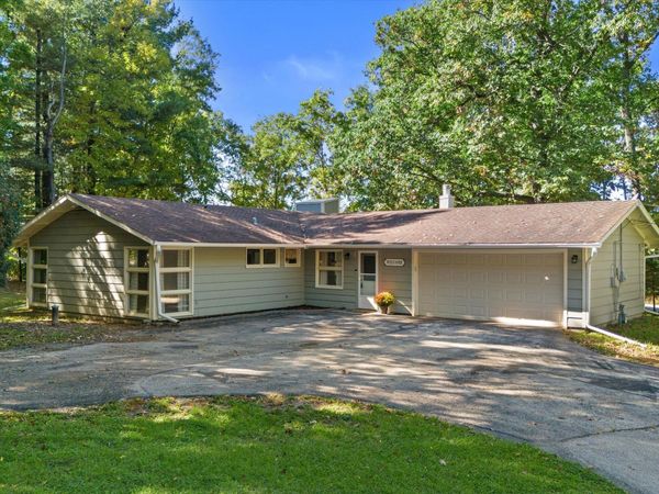 W271S3599 Oak Knoll Dr, Waukesha, WI 53189