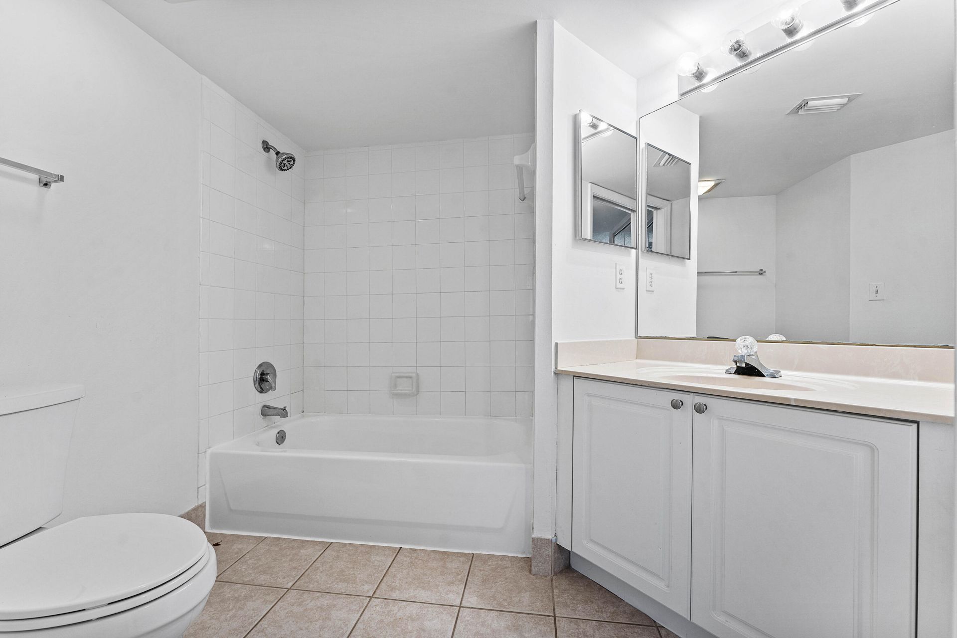 200 Crestwood Court N, Unit 211, Royal Palm Beach, FL 33411 Photo