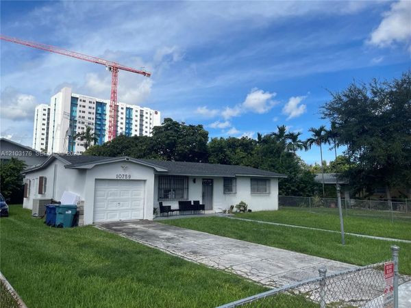 10759 SW 7th St , Sweetwater, FL 33174