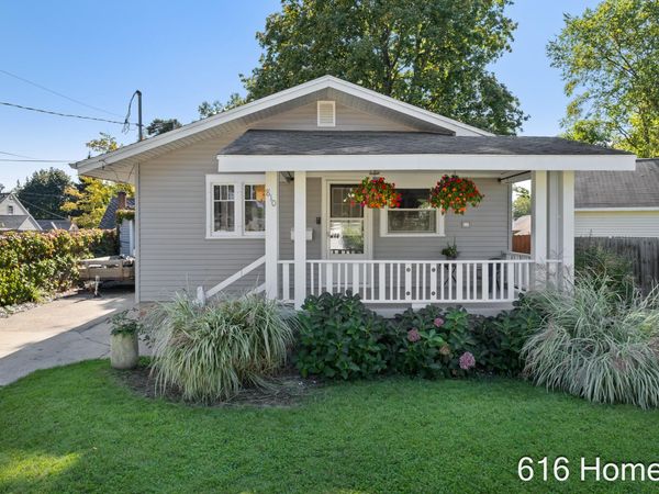 810 Oaklawn Street NE, Grand Rapids, MI 49505