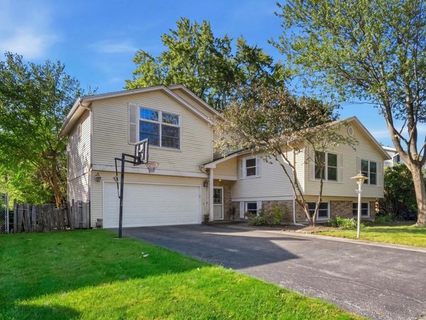 23 W Suffield Drive , Arlington Heights, IL 60004