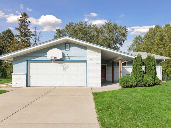 2163 Rosewood Lane S, Roseville, MN 55113