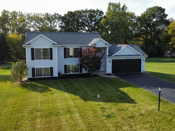 14735 Ivorystone Drive NE, Cedar Springs, MI 49319