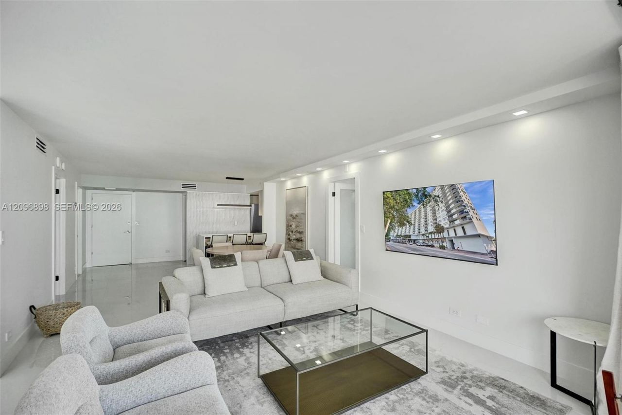 6039 Collins Ave , Unit 1736, Miami Beach, FL 33140 Photo
