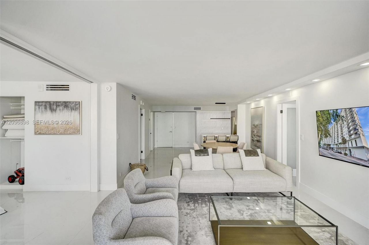 6039 Collins Ave , Unit 1736, Miami Beach, FL 33140 Photo