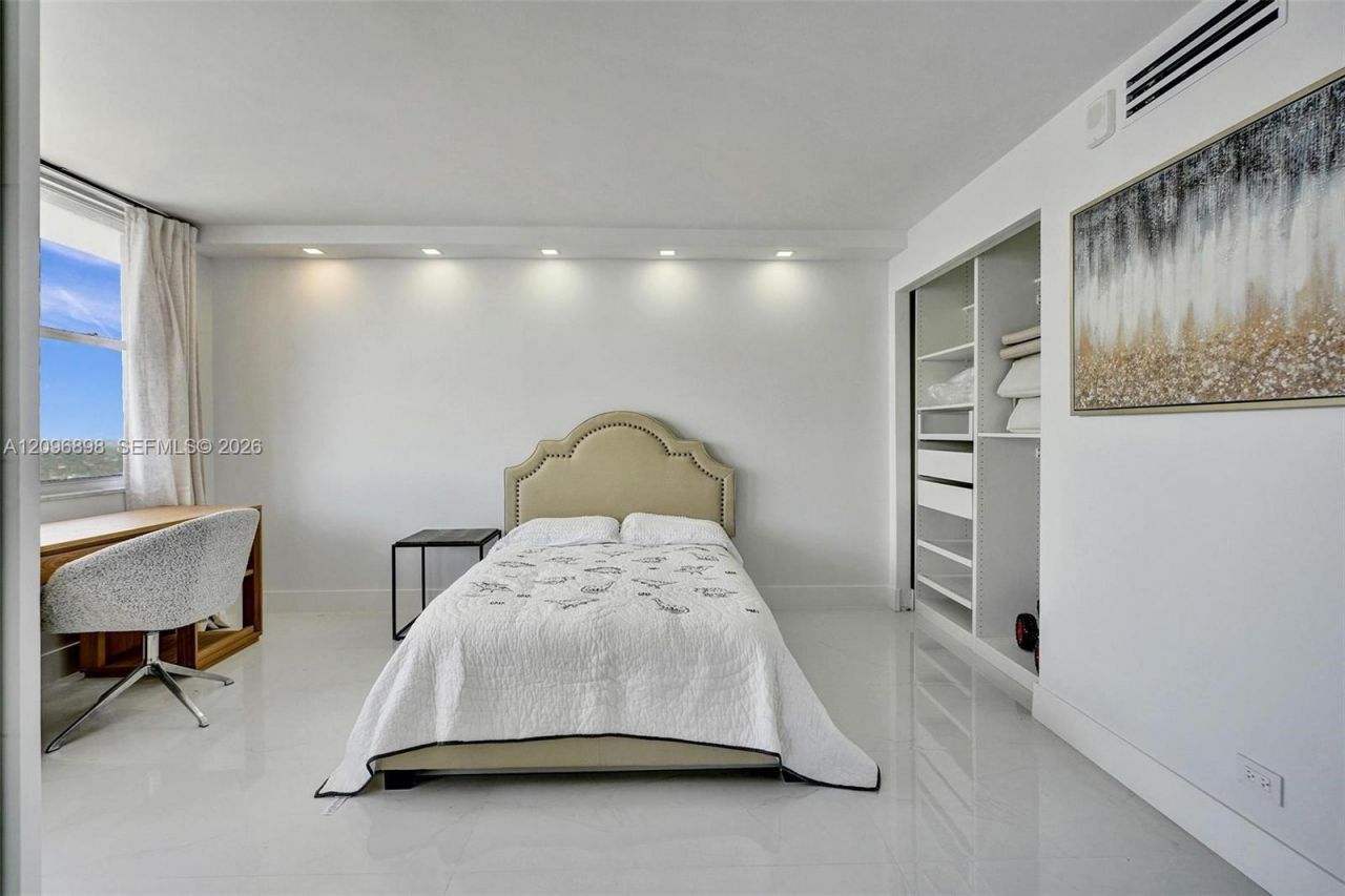 6039 Collins Ave , Unit 1736, Miami Beach, FL 33140 Photo
