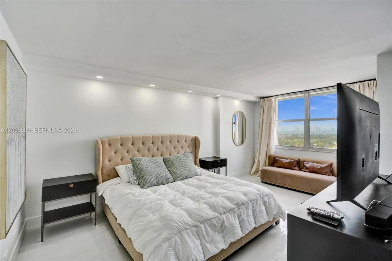 6039 Collins Ave , Unit 1736, Miami Beach, FL 33140 Photo