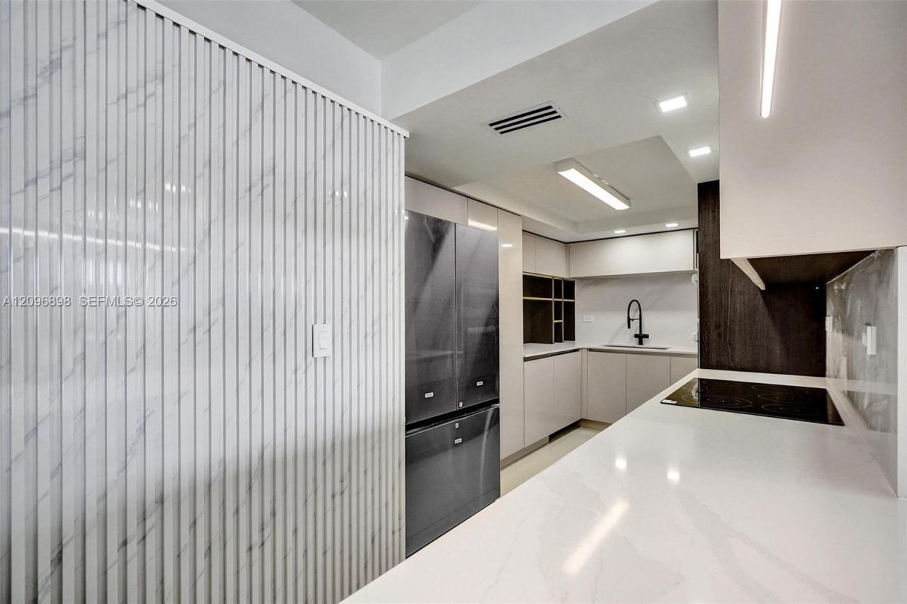 6039 Collins Ave , Unit 1736, Miami Beach, FL 33140 Photo