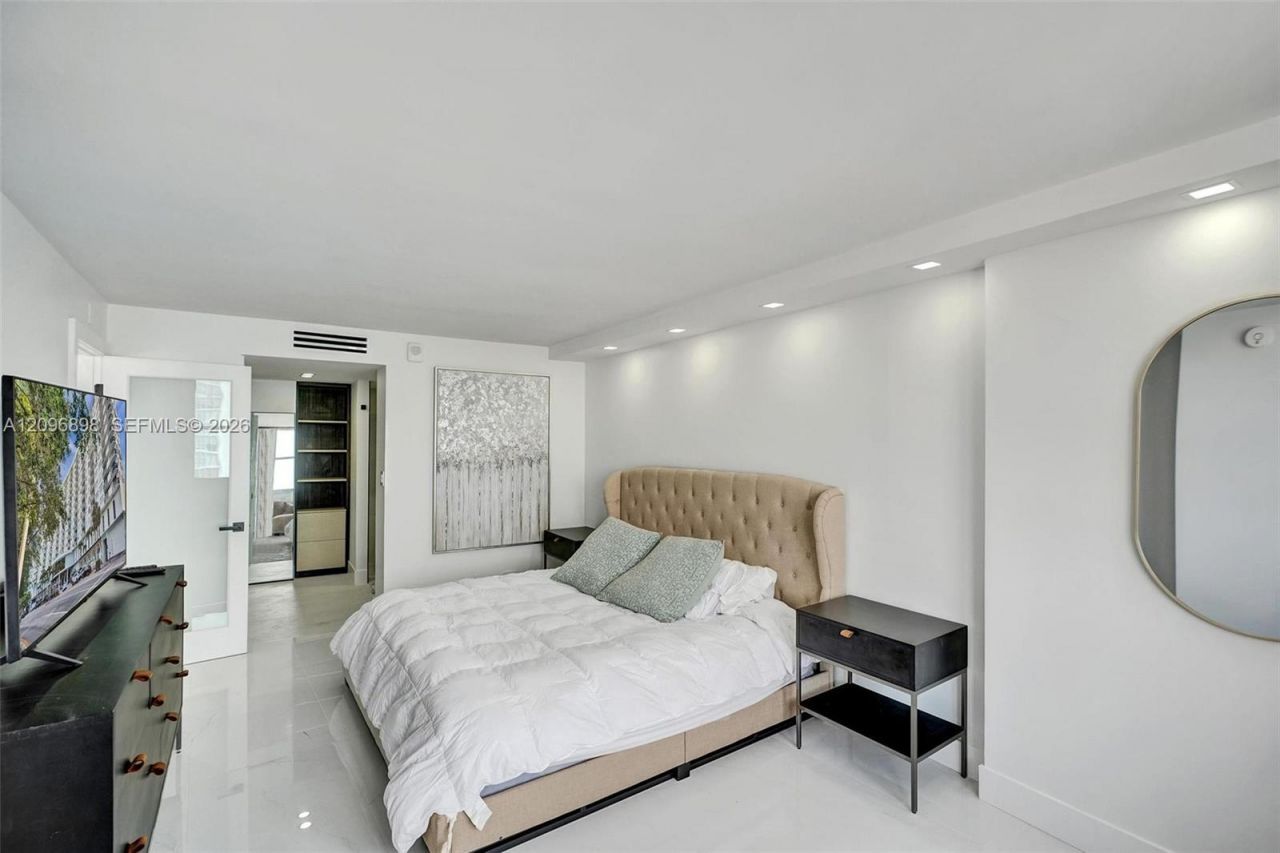 6039 Collins Ave , Unit 1736, Miami Beach, FL 33140 Photo