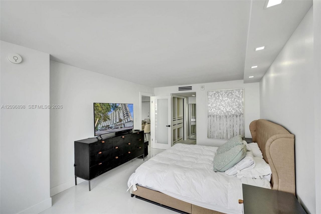 6039 Collins Ave , Unit 1736, Miami Beach, FL 33140 Photo