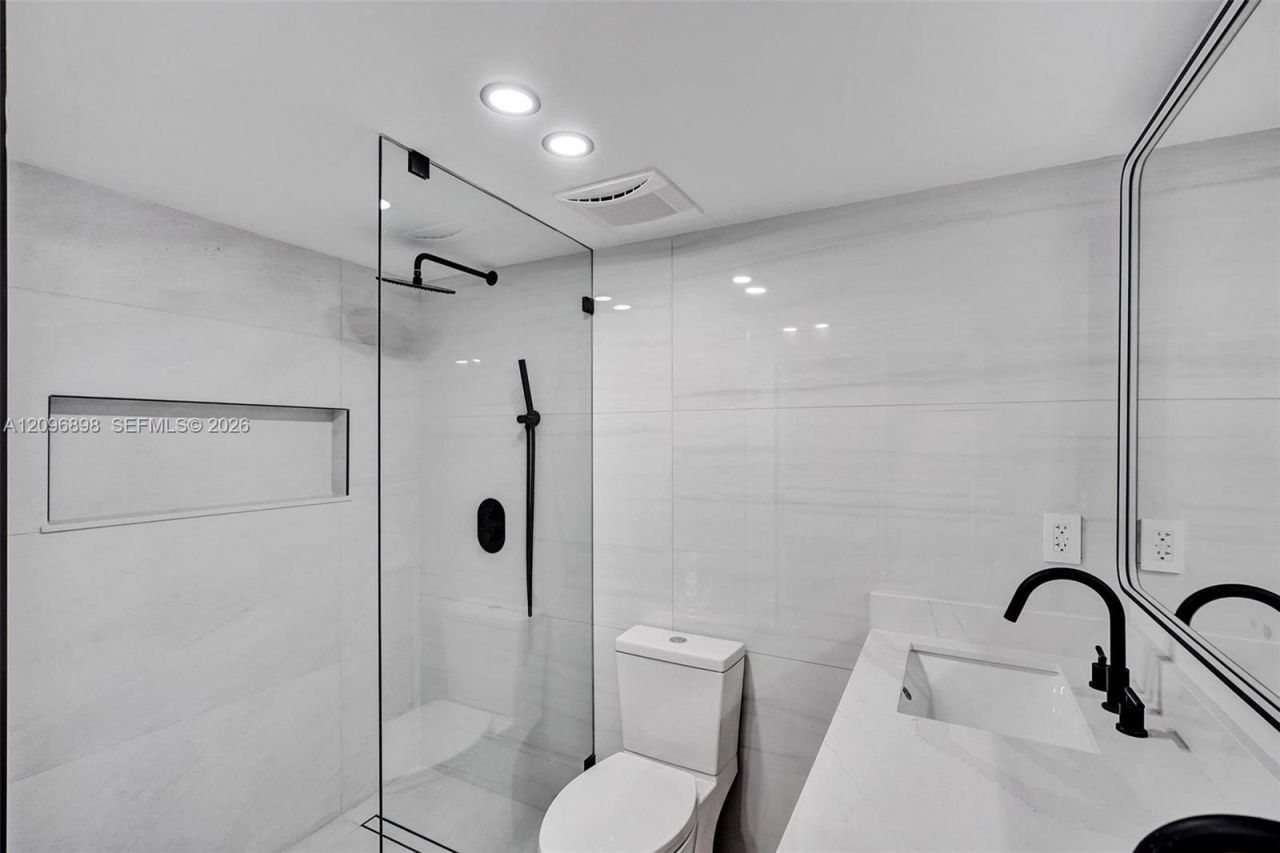 6039 Collins Ave , Unit 1736, Miami Beach, FL 33140 Photo