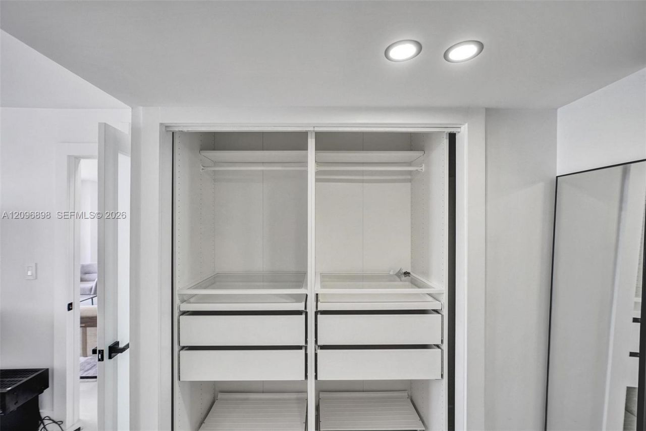 6039 Collins Ave , Unit 1736, Miami Beach, FL 33140 Photo