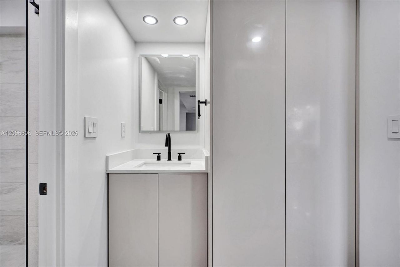 6039 Collins Ave , Unit 1736, Miami Beach, FL 33140 Photo