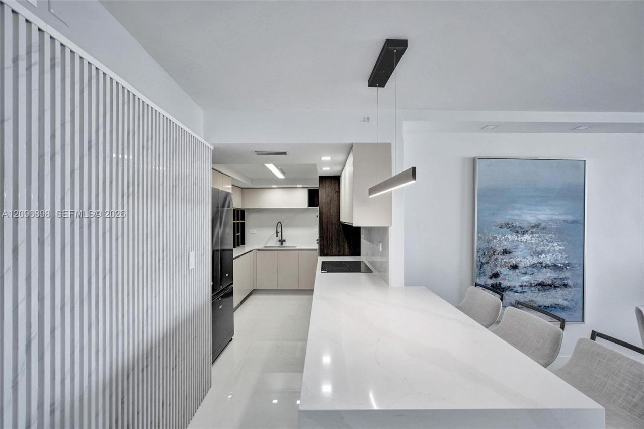 6039 Collins Ave , Unit 1736, Miami Beach, FL 33140 Photo