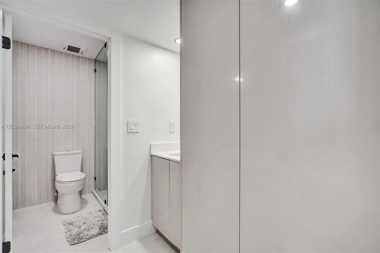 6039 Collins Ave , Unit 1736, Miami Beach, FL 33140 Photo