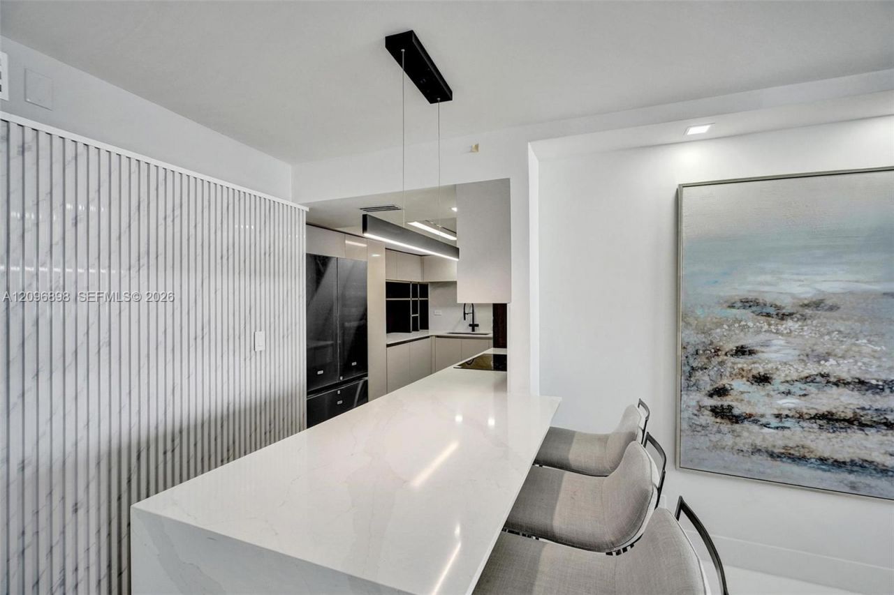 6039 Collins Ave , Unit 1736, Miami Beach, FL 33140 Photo