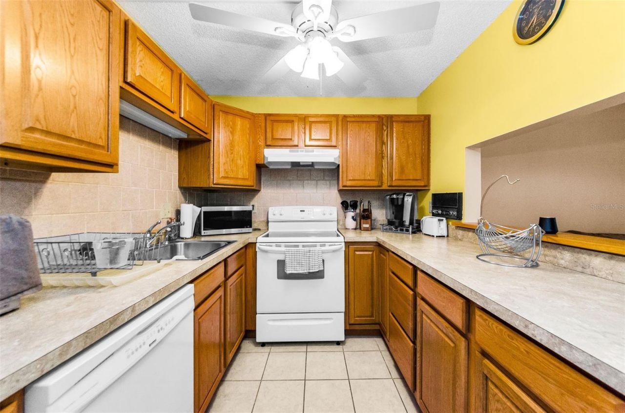 2575 Pine Ridge Way S, Unit E1, Palm Harbor, FL 34684 Photo