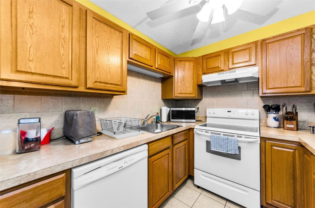 2575 Pine Ridge Way S, Unit E1, Palm Harbor, FL 34684 Photo