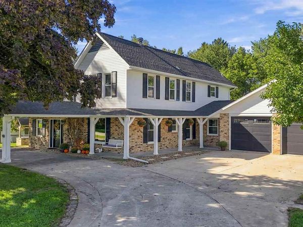 1919 Q Ave, Marengo, IA 52301