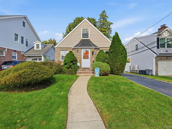 39 Primrose Drive , New Hyde Park, NY 11040