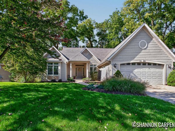 1901 Oakleigh Woods Drive NW, Grand Rapids, MI 49504