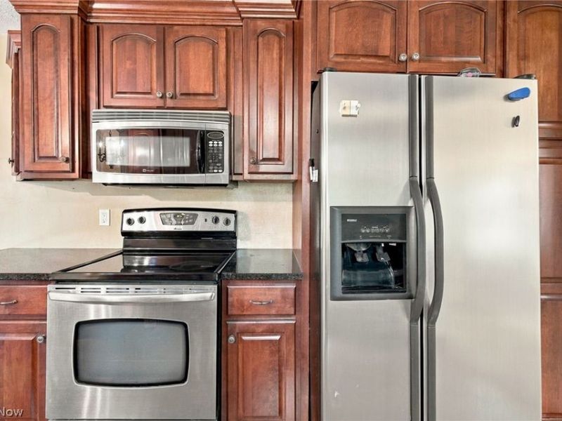 3821 Apache Street NW, Uniontown, OH 44685 Photo 4