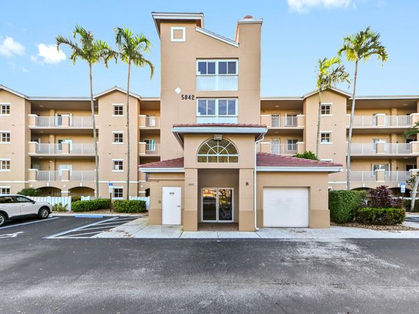 5842 Crystal Shores Drive, Unit 207, Boynton Beach, FL 33437