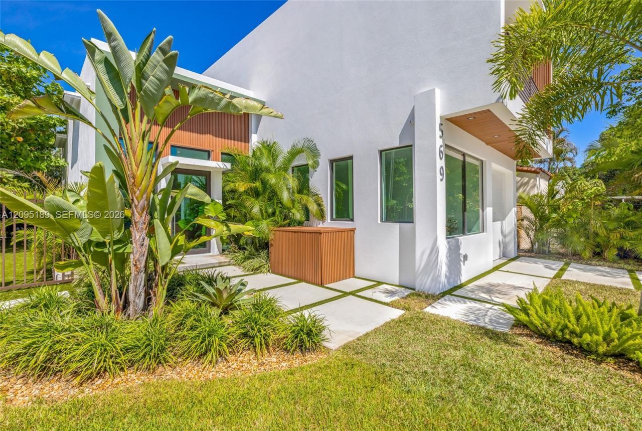 569 NW 44th St , Miami, FL 33127 Photo