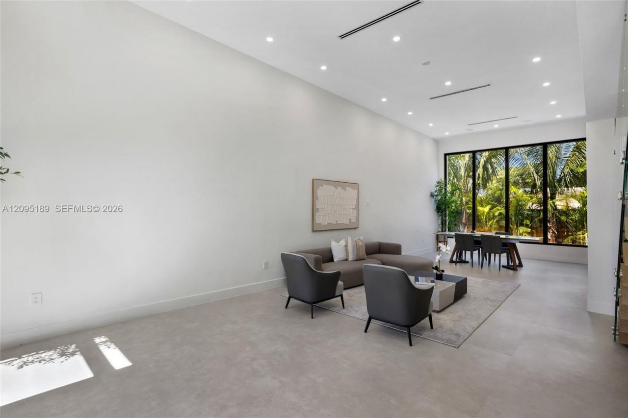 569 NW 44th St , Miami, FL 33127 Photo