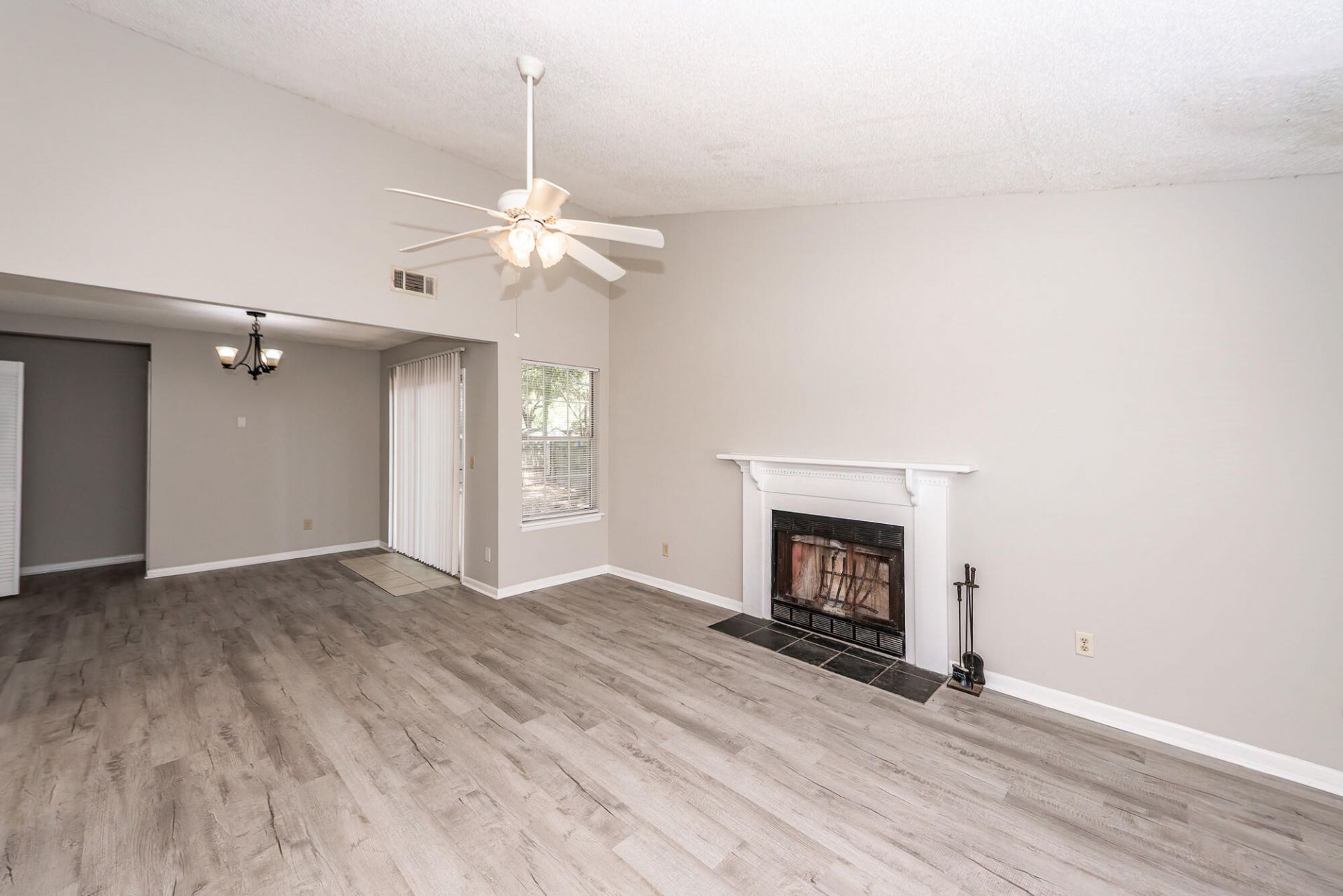 1022 Oakcrest Drive Photo 4