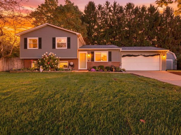 10268 Ashton Drive, Pinckney, MI 48169