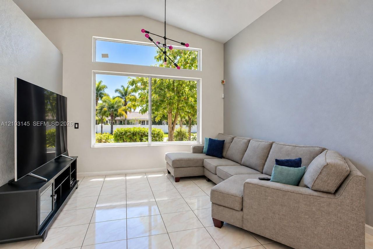 11611 SW 10th Ct , Pembroke Pines, FL 33025 Photo