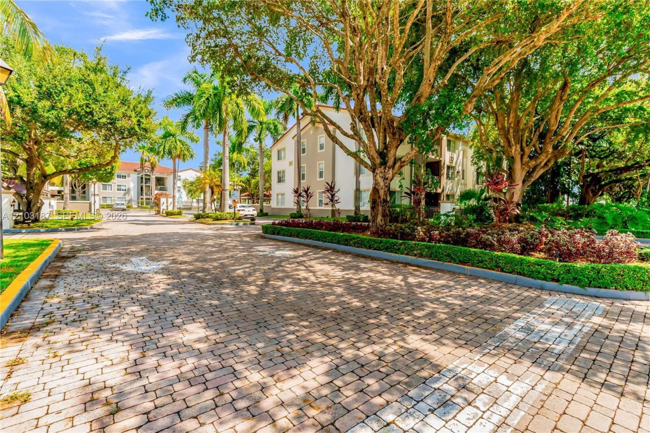 6841 SW 44th St, Unit 111, Miami, FL 33155 Photo