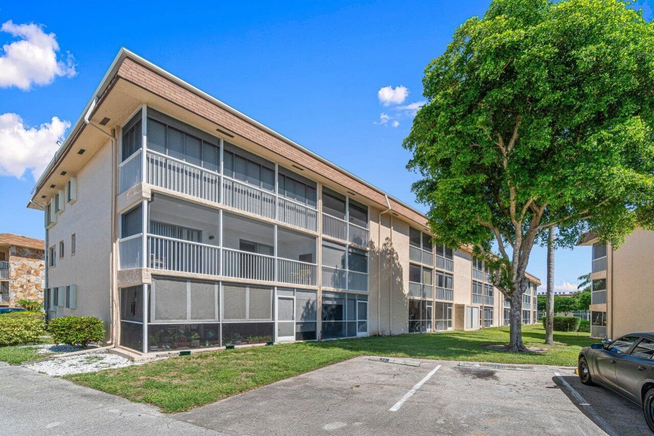 700 Village Green Court, Unit 319, Palm Springs, FL 33461 Photo