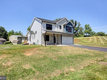 695 KARVOIS COURT, CHAMBERSBURG, PA 17202