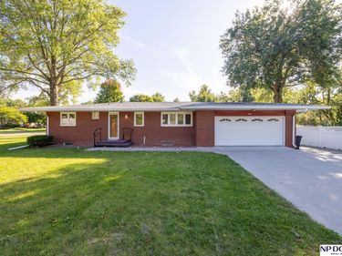 8011 N Hazelwood Drive, Lincoln, NE 68510