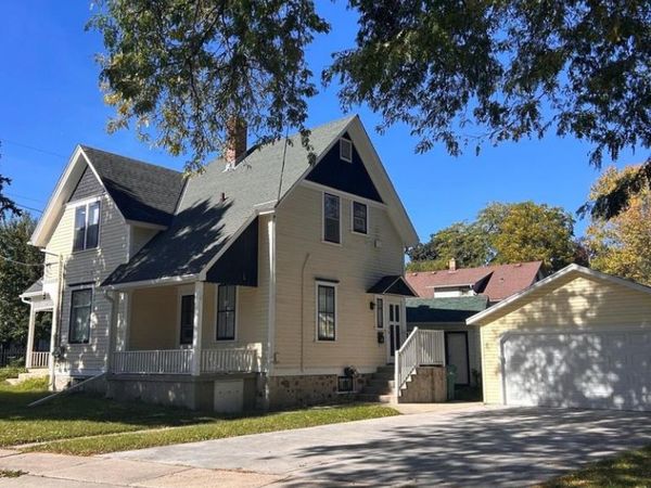 W58N421 Hilbert AVENUE, Cedarburg, WI 53012