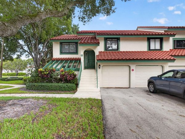 10 Lexington Lane E, Unit A, Palm Beach Gardens, FL 33418