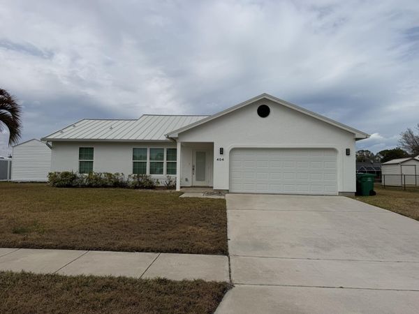 404 NE CAMELOT Drive, Port St. Lucie, FL 34983