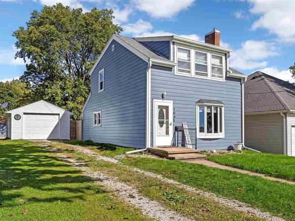 104 E Washington St, Norway, IA 52318