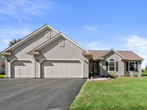521 Tomahawk Dr, Twin Lakes, WI 53181