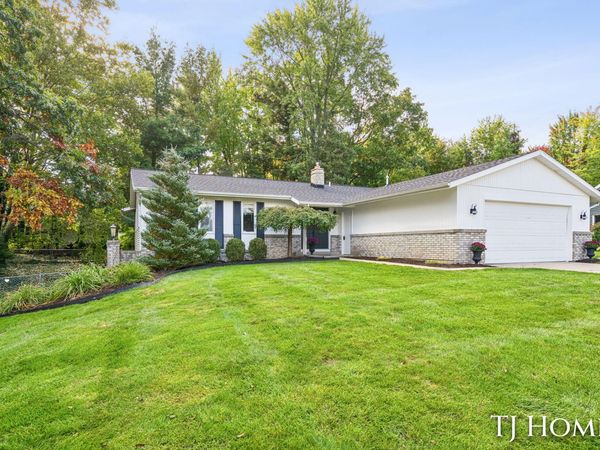 2472 Appleton Drive NE, Grand Rapids, MI 49525