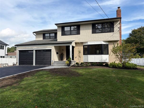 93 Eaton Lane, West Islip, NY 11795