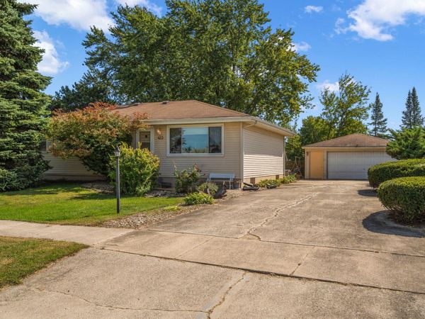 423 Stratford Lane , Schererville, IN 46375