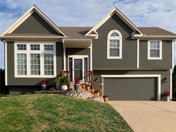 1204 N 4th Street, Louisburg, KS 66053