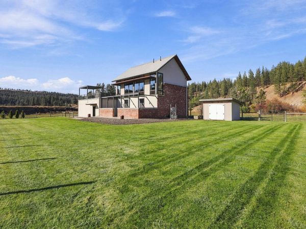 10422 S Hangman Valley Rd, Spokane, WA 99224