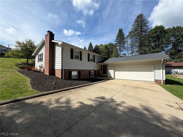 430 Hazelwood Drive SW, New Philadelphia, OH 44663