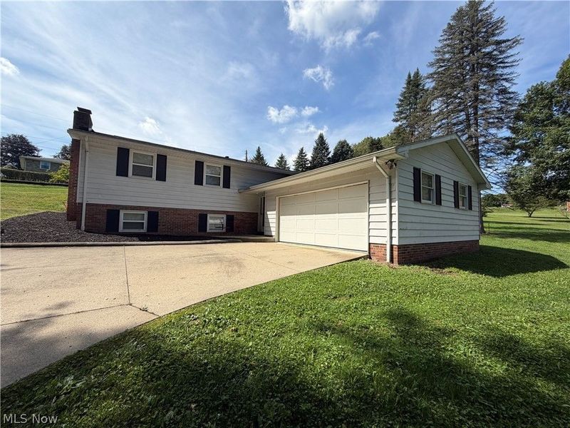 430 Hazelwood Drive SW, New Philadelphia, OH 44663 Photo 2