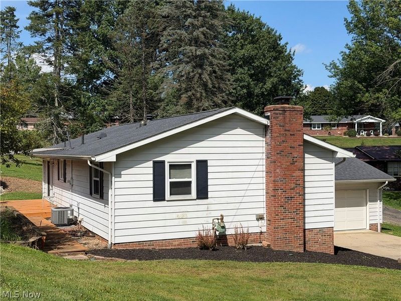 430 Hazelwood Drive SW, New Philadelphia, OH 44663 Photo 3